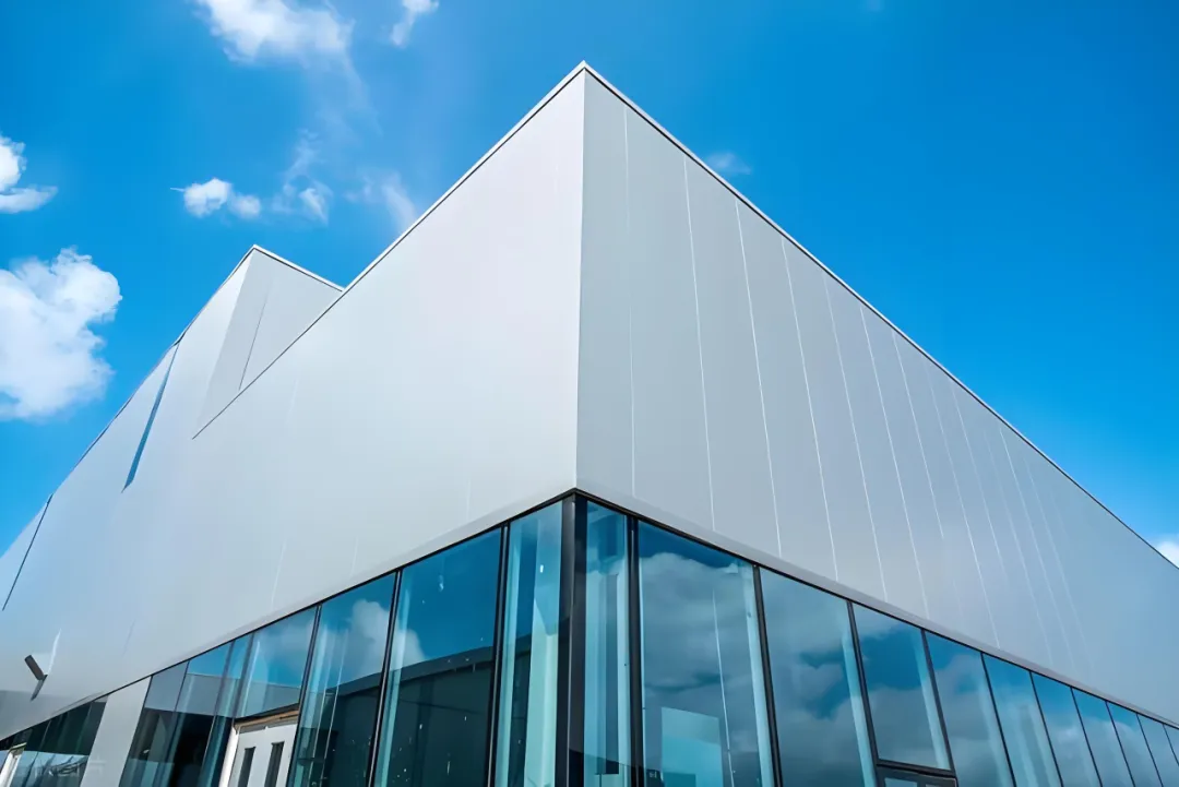 Over aluminium fineervliesgevel, stap niet op deze putten!
