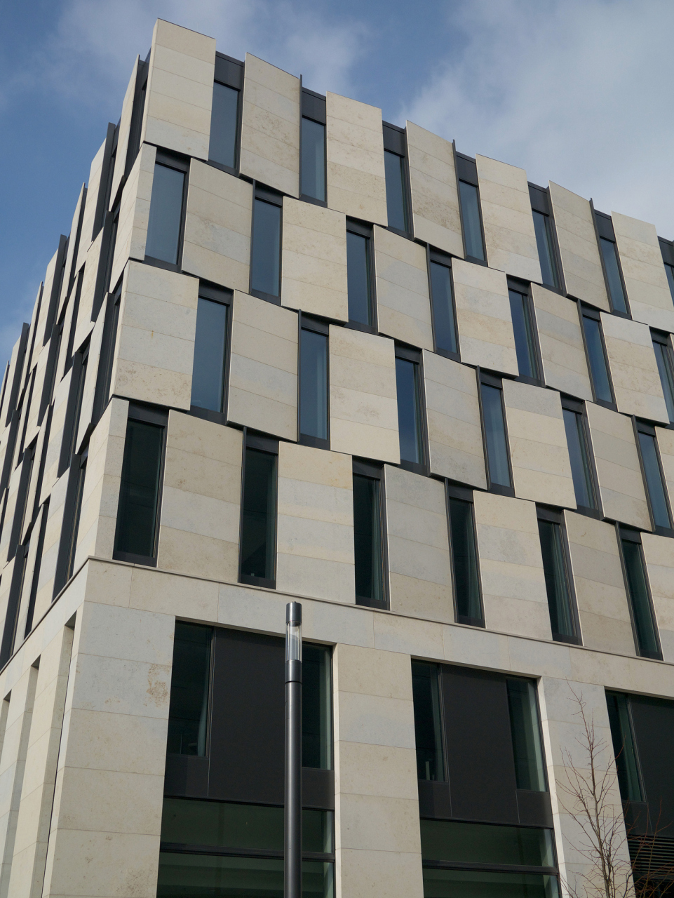Wat zijn de oorzaken en oplossingen voor ongelijkmatig aluminium fineer?