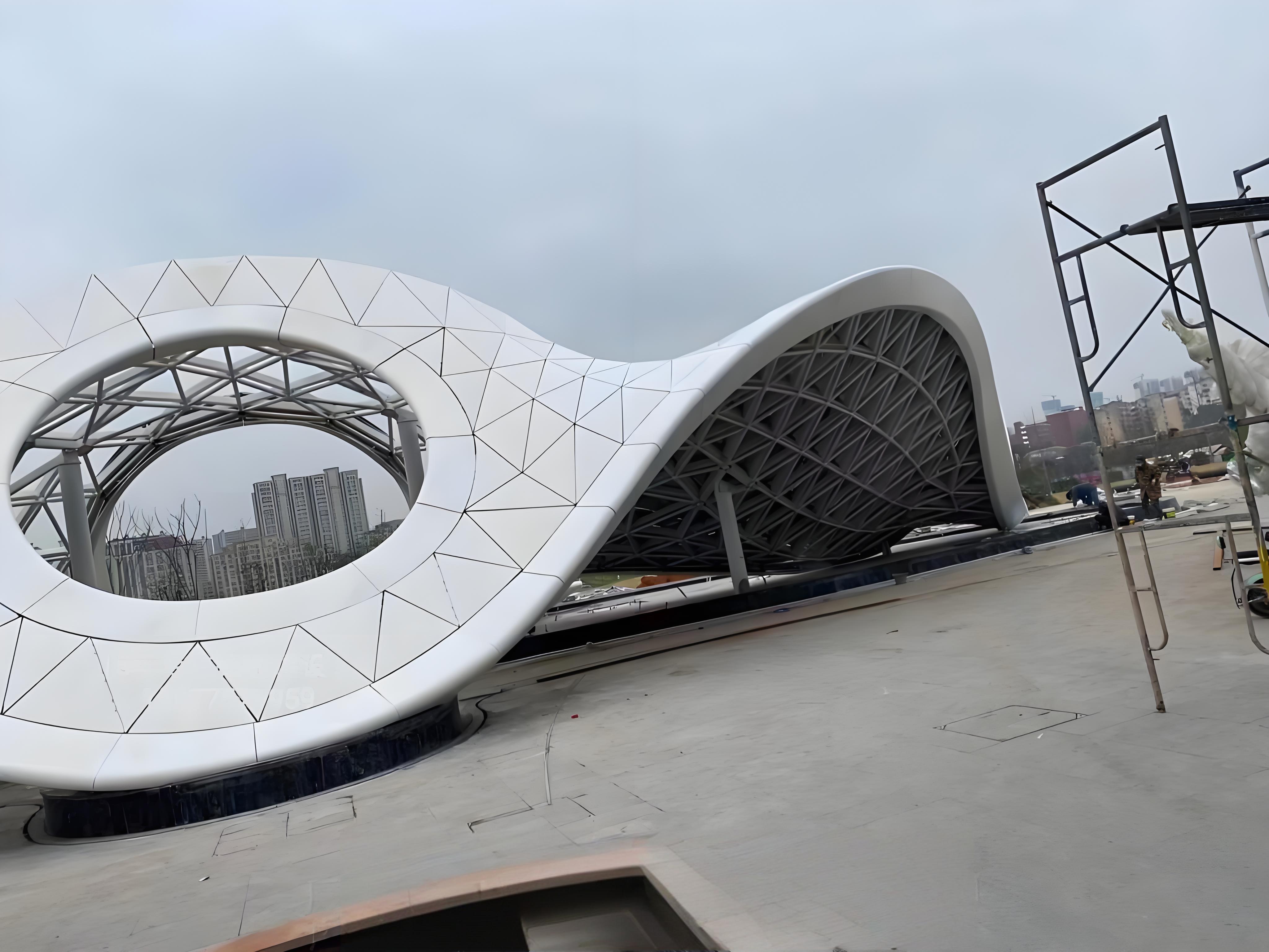 Concept van een on-site vormtechnologie voor gebogen aluminium panelen