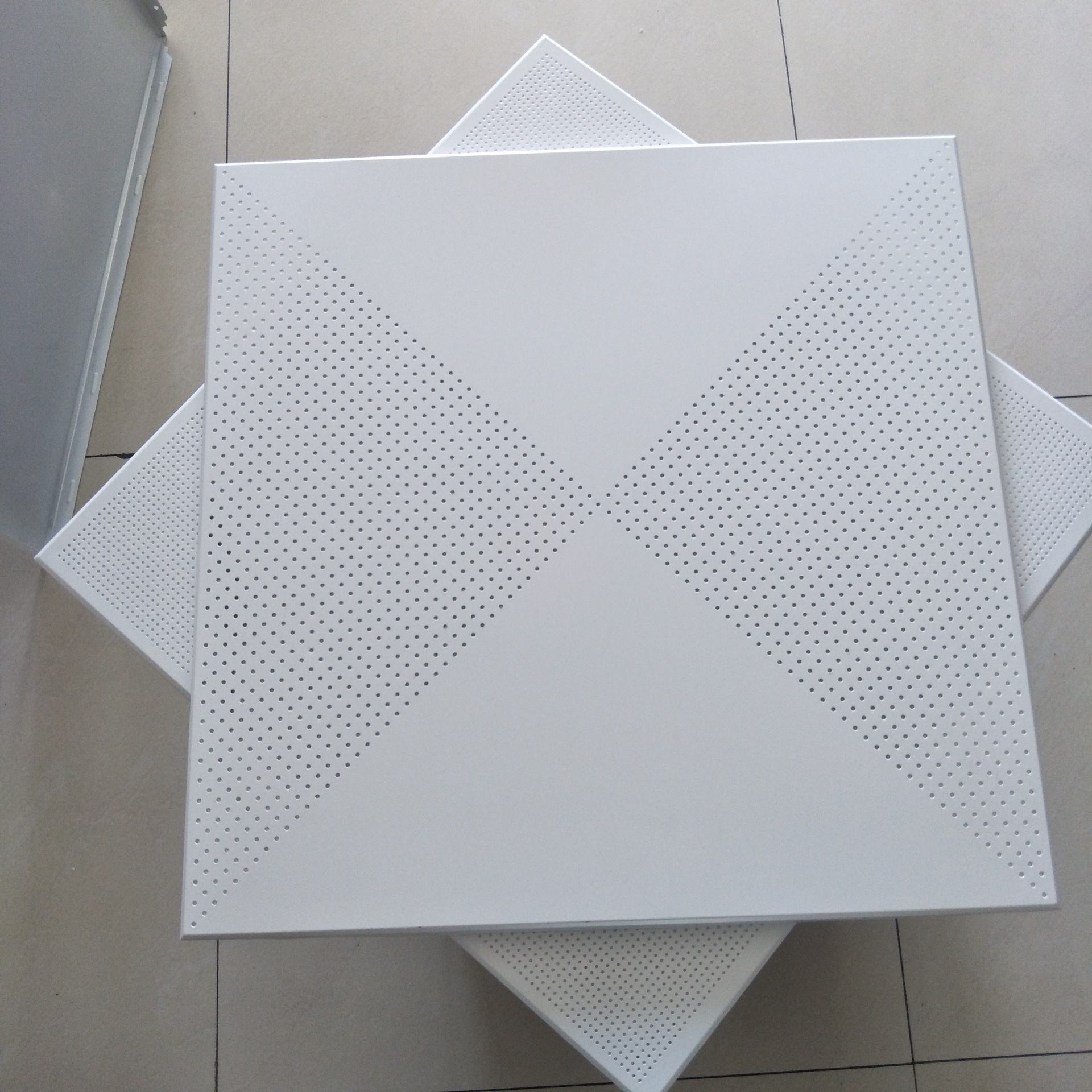 Aluminium knoppaneel versus aluminium composietpaneel